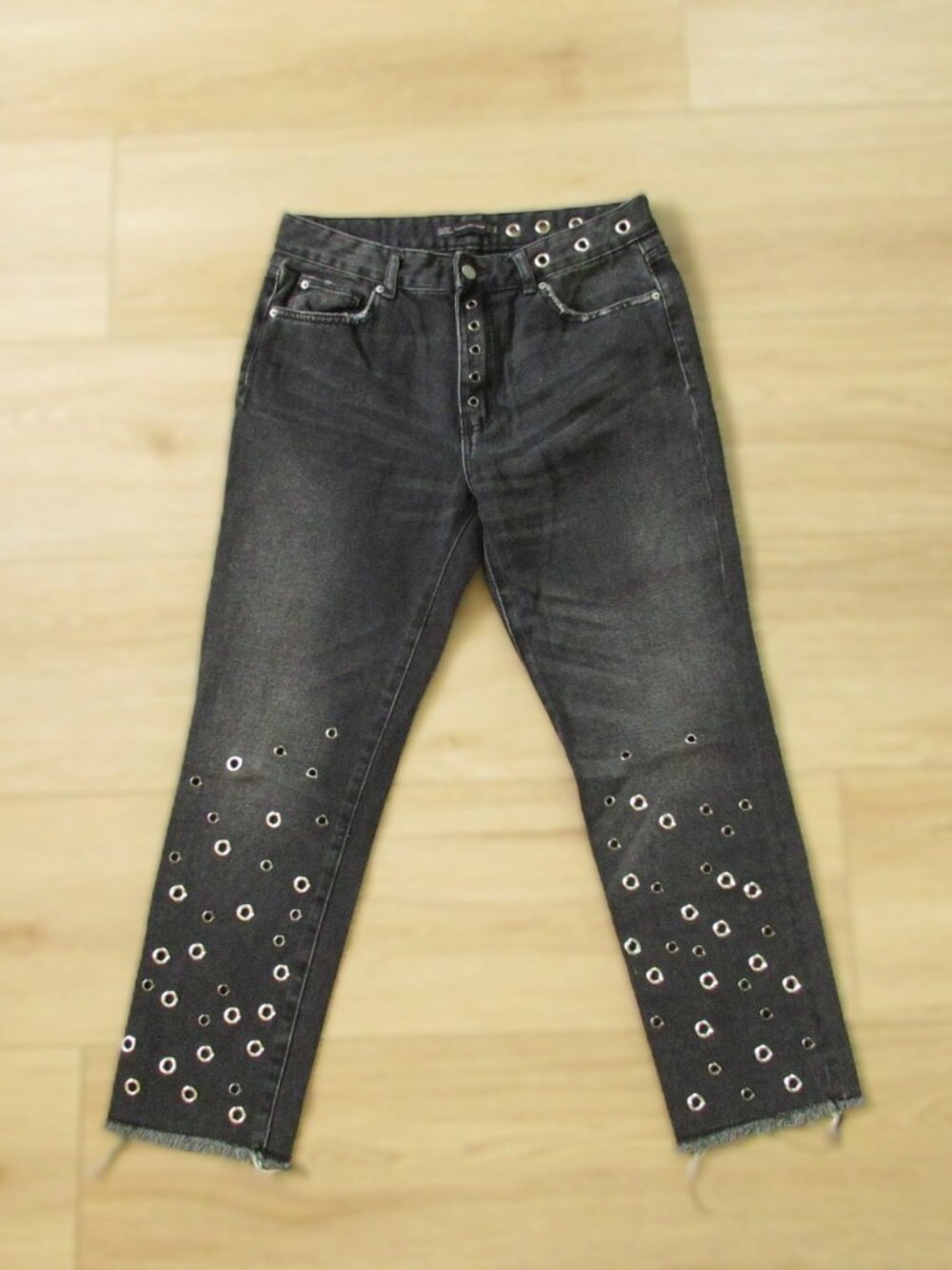 Zara Black Grommet Detail Cropped Jeans High Rise Raw Hem Size 6